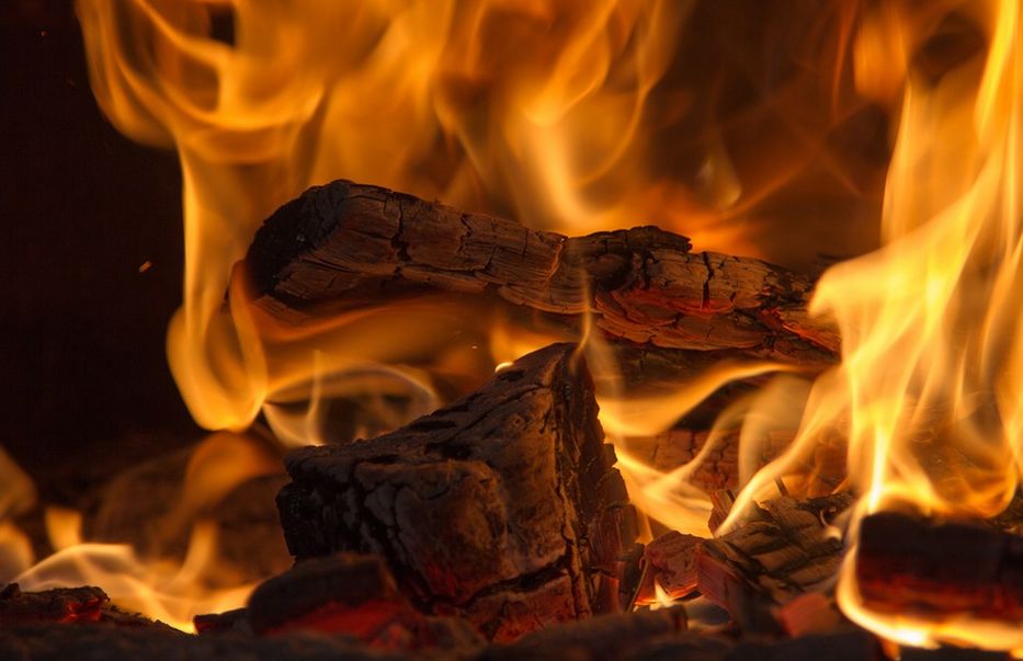 Hořící dřevo, pixabay.com