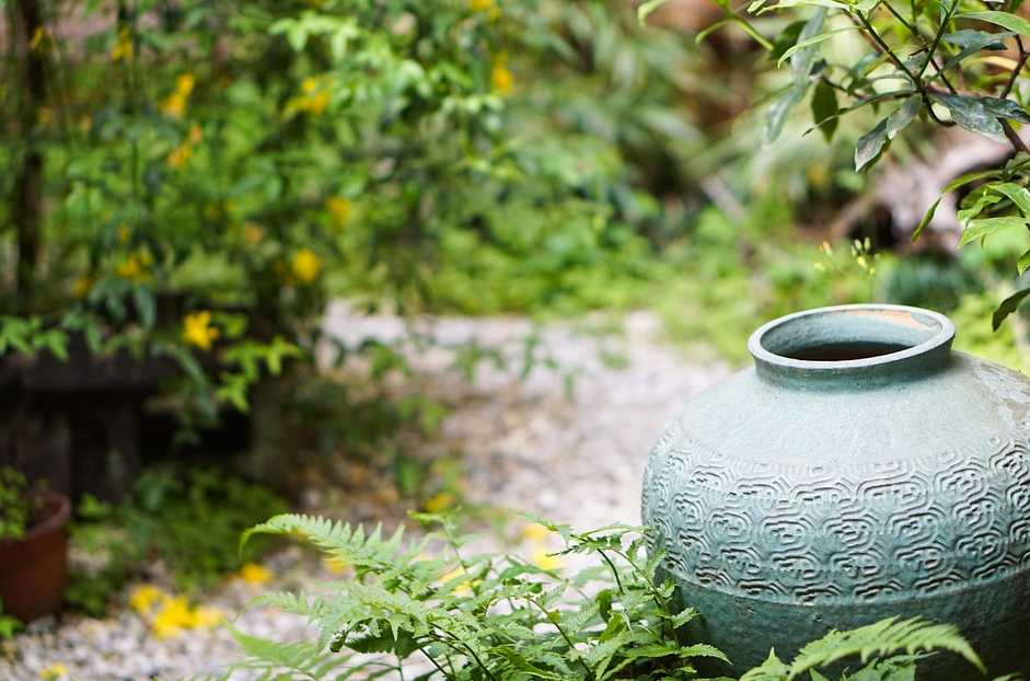 Miniaturní japonskou zahradu charakterizují sošky a umělecké předměty, pixabay.com