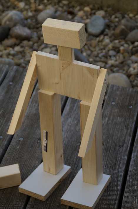 Tohoto robota sestaveného ze dřevěných polotovarů zvládne vyrobit i malé dítě, pixabay.com