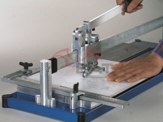 Ruční řezačka Kaufmann TopLine ROBUST 1250 umožňuje přesné rovné řezy rozměrnějších obkladů a dlaždic.