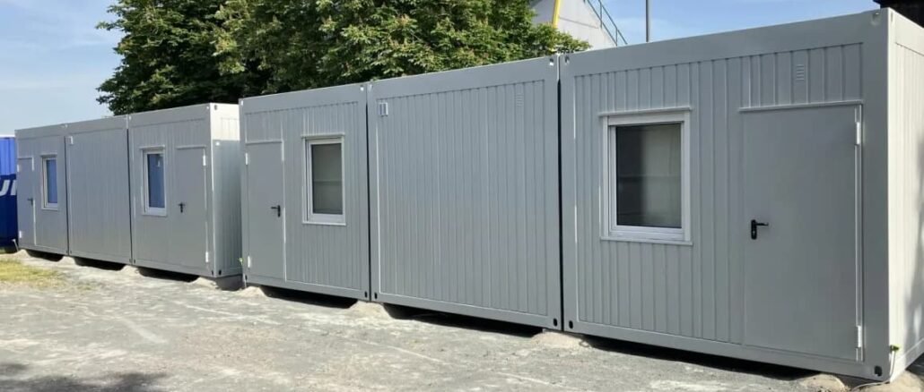 Sanitární kontejnery poskytují rychle dostupné hygienické zázemí tam, kde není vhodné nebo možné vybudovat klasickou stavbu.