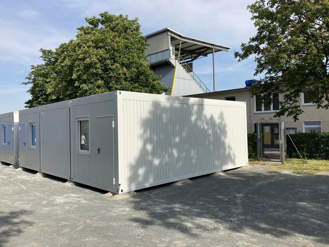 Mobilní sanitární modul lze podle konkrétního provedení přemístit a využít na jiném místě podle aktuální potřeby.